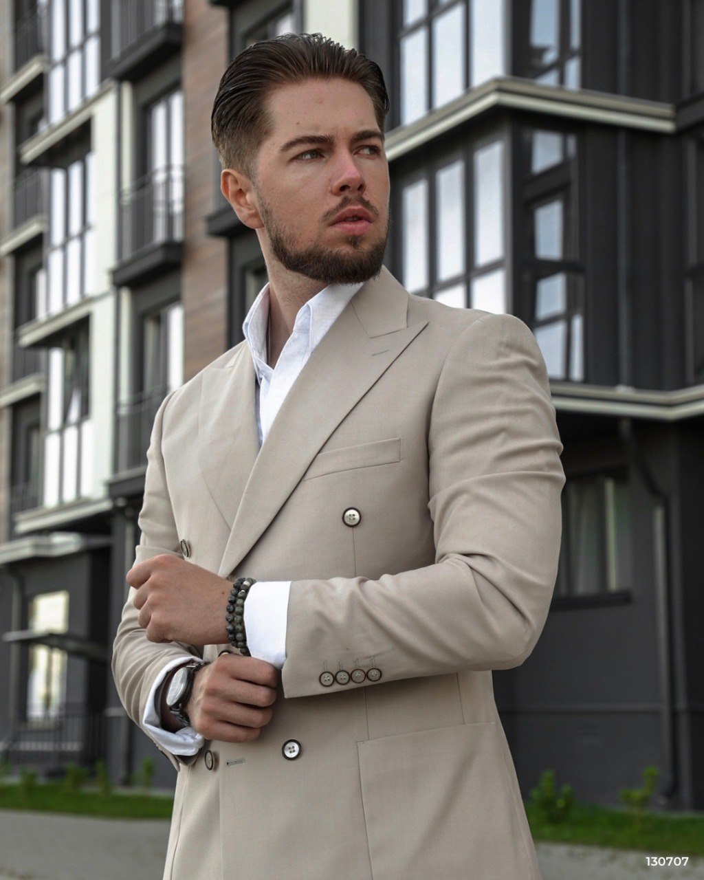 Костюмы в базовых цветах — светлый, бежевый или черный!